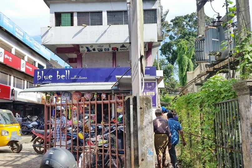 Where to buy alcohol in Alleppey: Kerala government beverage shop in town for beer and rum. Backpacking Kerala, India.