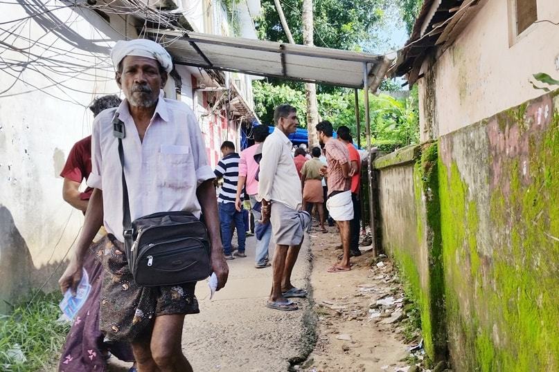 Where to buy alcohol in Alleppey: Kerala government beverage shop in town for beer and rum. Backpacking Kerala, India.