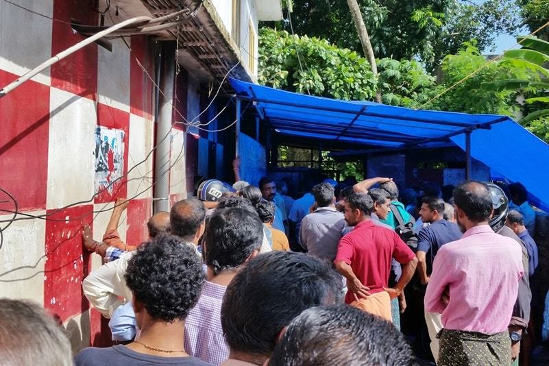 Where to buy alcohol in Alleppey: Government liquor shop in Alleppey town for Kerala rum, beer, wine, liquor. Backpacking Kerala, India.