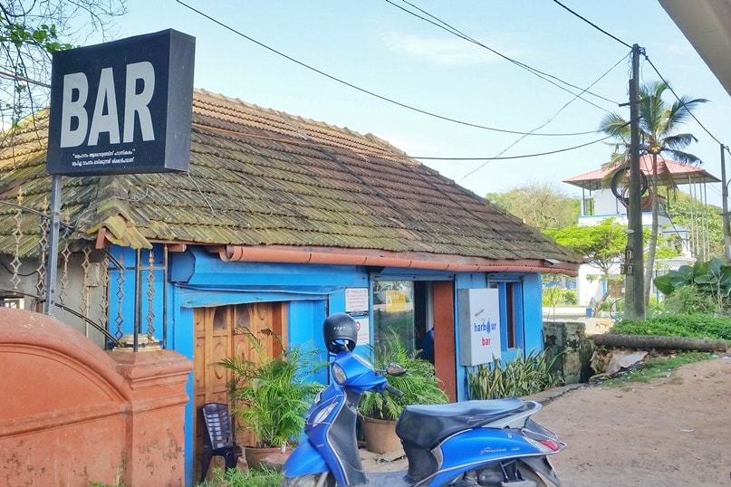 Where to buy alcohol in Alleppey: Harbour Bar near Alleppey Beach for beer and rum. Backpacking Kerala, India.