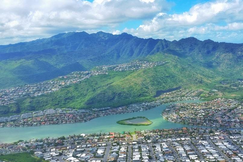 Best hikes in east Oahu Hawaii: Koko Head Hike. Crater hike on Oahu. Hiking trails on windward Oahu east side. Hawaii vacation ideas, tips.