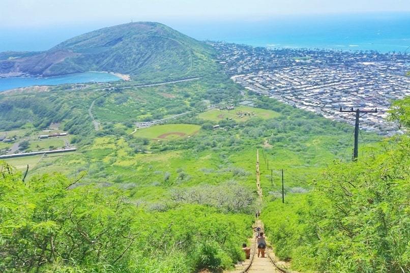 Best hikes in east Oahu Hawaii: Koko Head Hike. Crater hike on Oahu. Hiking trails on windward Oahu east side. Hawaii vacation ideas, tips.
