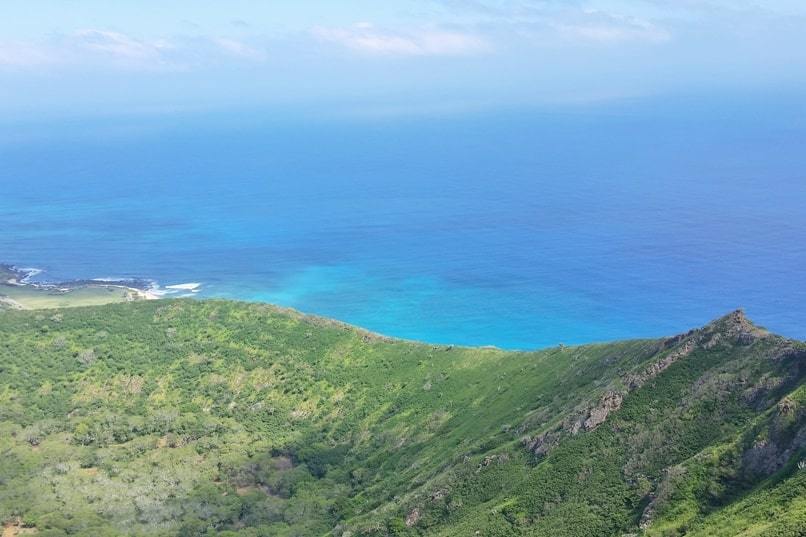 Best hikes in east Oahu Hawaii: Koko Head Hike. Crater hike on Oahu. Hiking trails on windward Oahu east side. Hawaii vacation ideas, tips.