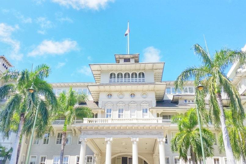 Best hotels in Waikiki: Moana Surfrider luxury resort in Waikiki Beach. Oahu hotels and resorts, Hawaii.