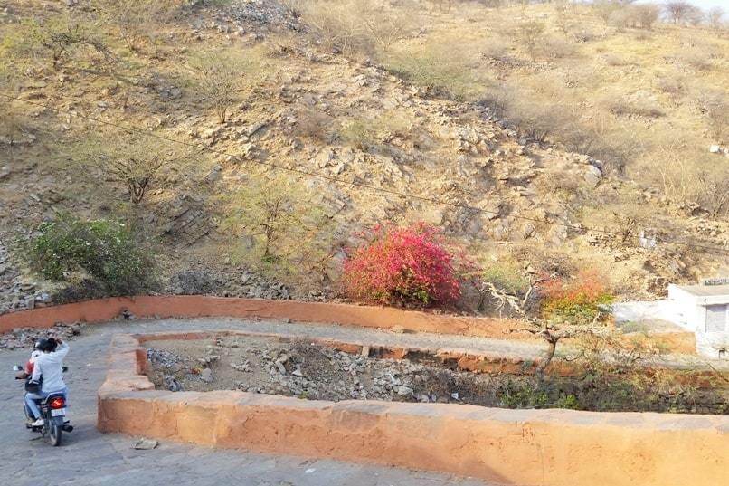 Monkey Temple Jaipur: secret backside road to monkey temple galta-ji. Backpacking Rajasthan, India