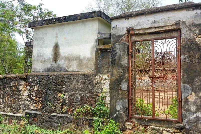 Kanyakumari to Varkala: Kanyakumari to Eraniel palace ruins entry gate. Backpacking Kerala, South India and Tamil Nadu