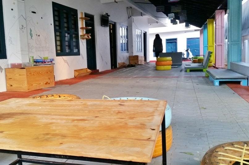 Zostel Kerala hostels for backpackers with common area. Zostel Alleppey. Backpacking hostels in South India