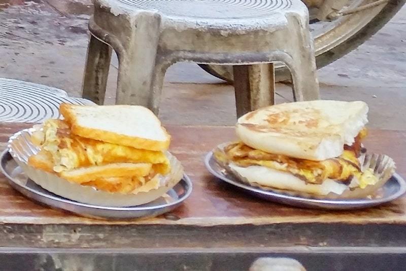 Jodhpur omelette shop: Egg sandwich and ali baba sandwich for street food in India. Best places to eat in Jodhpur. Backpacking Rajasthan, India