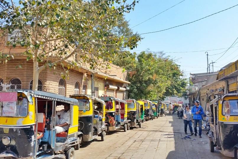 Jodhpur omelette shop: Rickshaws near Sardar Market and clock tower. Best places to visit in Jodhpur. Backpacking Rajasthan, India