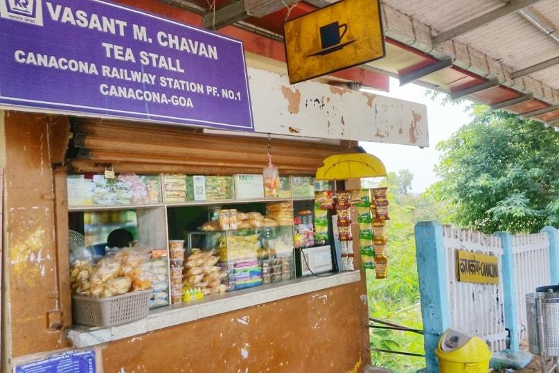 Canacona train station to Palolem Beach. Tea stall at Canacona railway station - food, snacks, drinks, water. Backpacking Goa India