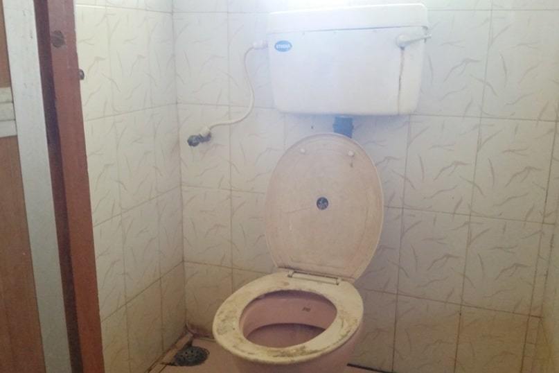 Canacona train station to Palolem Beach. Bathroom - Toilet at Canacona railway station. Backpacking Goa India