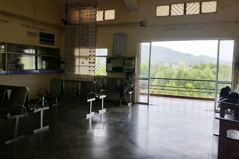 Canacona train station to Palolem Beach. Exit Canacona railway station. Backpacking Goa India