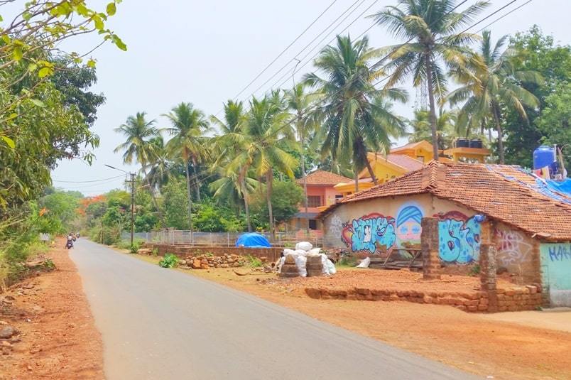 Canacona train station to Palolem Beach. Distance to walk to Palolem Beach from train station, how far, how much time. Backpacking Goa India