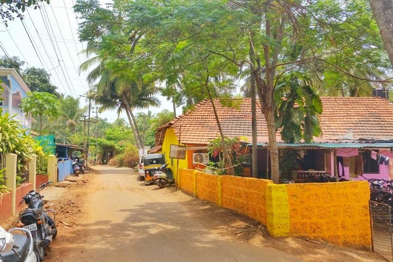 Canacona train station to Palolem Beach. Distance to walk to Palolem Beach from train station, how far, how much time. Backpacking Goa India