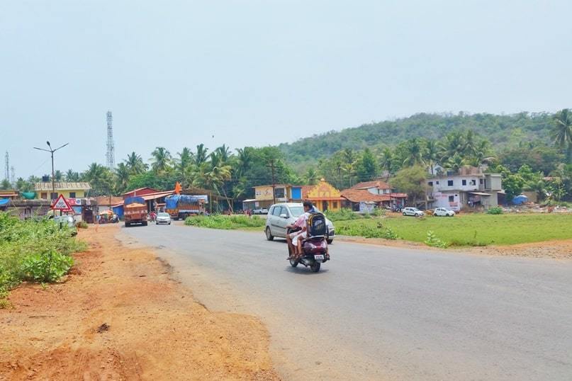 Canacona train station to Palolem Beach. Road from Canacona railway station to Palolem. Backpacking Goa India