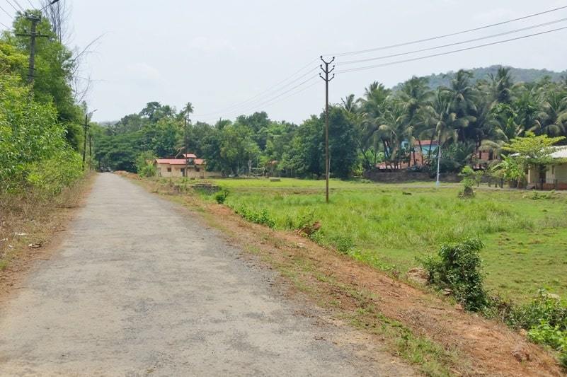 Canacona train station to Palolem Beach. Road from Canacona railway station to Palolem. Backpacking Goa India