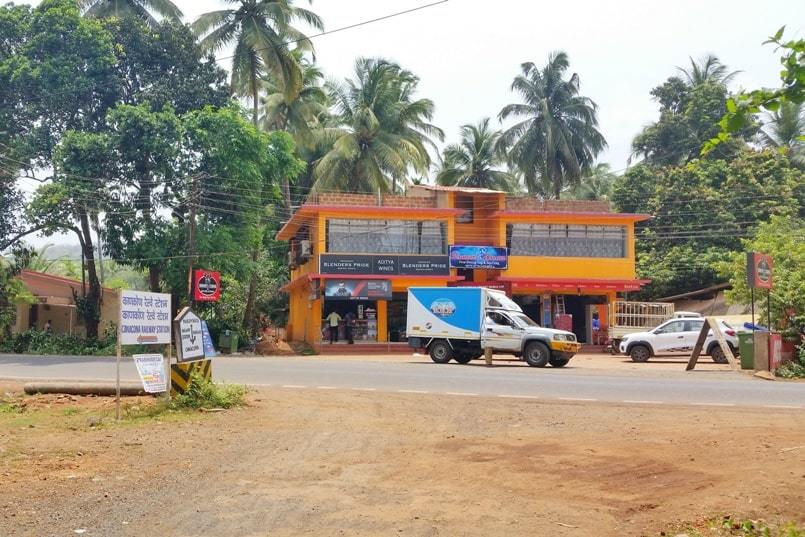 Canacona train station to Palolem Beach. Road from Canacona railway station to Palolem. Backpacking Goa India