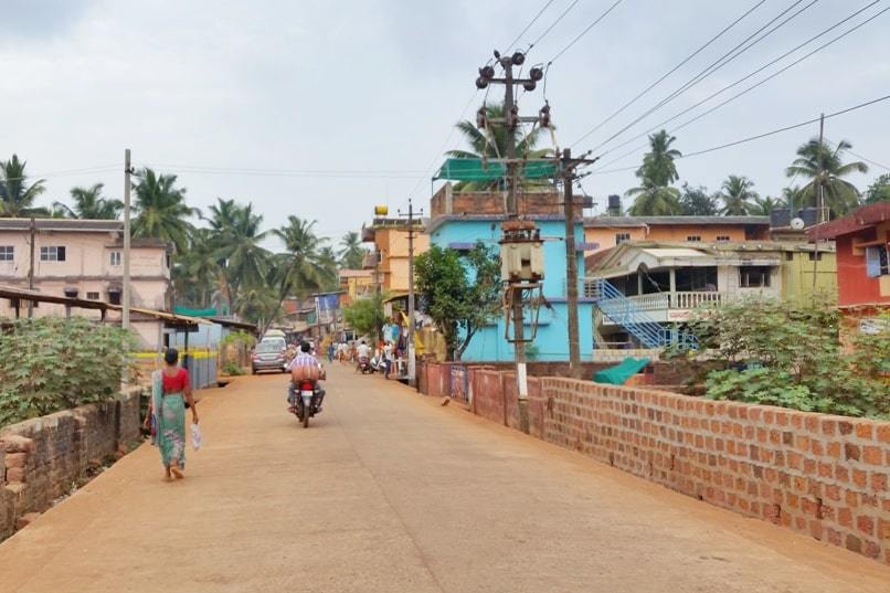 Gokarna train station to bus stand: How to get from Gokarna bus station to Kudle Beach or to Om Beach by walk. Backpacking South India