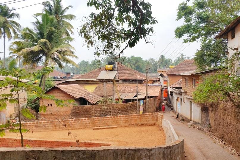 Gokarna train station to bus stand: How to get from Gokarna bus station to Kudle Beach or to Om Beach by walk. Backpacking South India