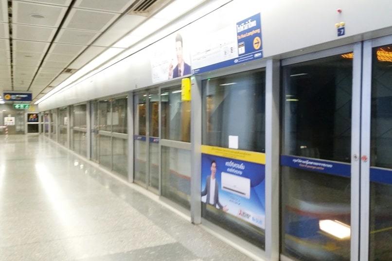 How to use MRT Bangkok metro subway train. platform for metro subway train. Backpacking Thailand Southeast Asia travel blog