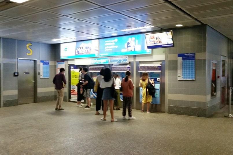 How to use MRT Bangkok metro subway train. how to buy mrt tickets. Backpacking Thailand Southeast Asia travel blog
