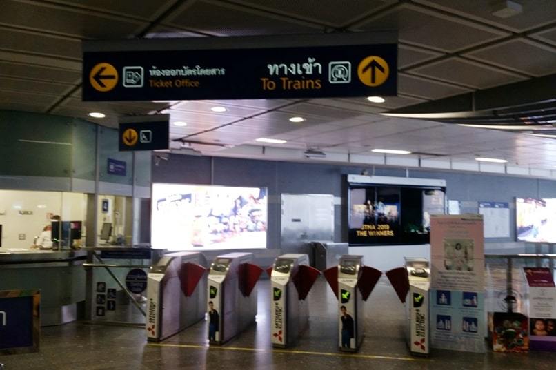 How to use MRT Bangkok metro subway train. mrt ticket gate to take metro subway train. getting around bangkok by public transportation in thailand. Backpacking Thailand Southeast Asia travel blog
