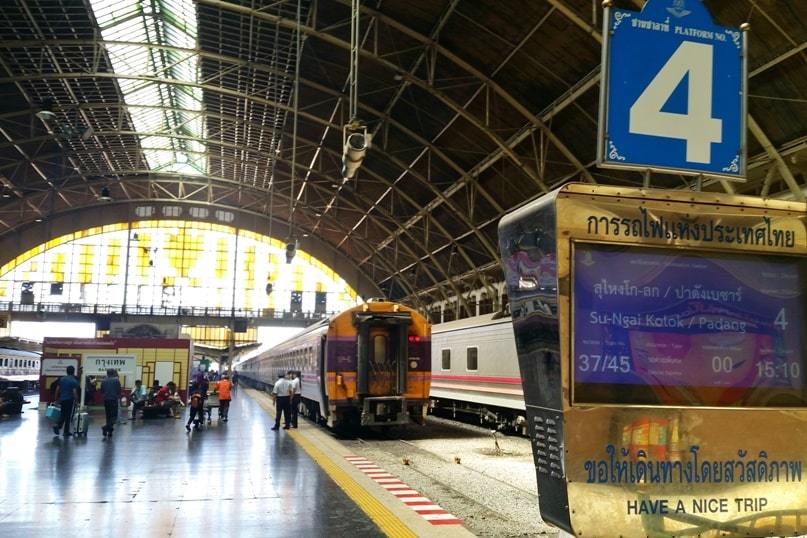 Overnight sleeper train in Thailand from Bangkok Hua Lamphong railway station. long distance thai railways. backpacking southeast asia travel blog
