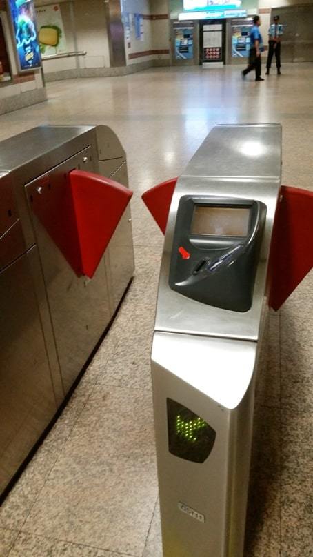 How to use MRT Bangkok metro subway train. mrt ticket gate to take metro subway train. getting around bangkok by public transportation in thailand. Backpacking Thailand Southeast Asia travel blog