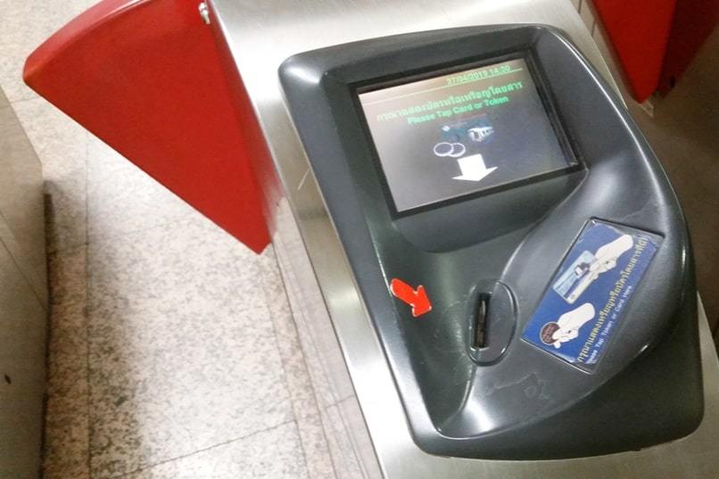 How to use MRT Bangkok metro subway train. mrt ticket gate to take metro subway train. getting around bangkok by public transportation in thailand. Backpacking Thailand Southeast Asia travel blog